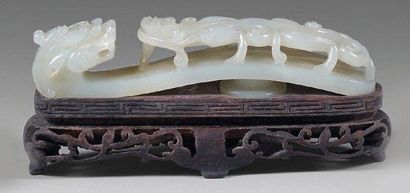 null Fibule en néphrite à décor de chihlong et tête de dragon. Chine. Long. 11 c...