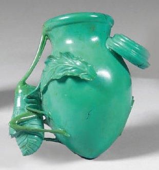 null Groupe en turquoise, grillon grimpé sur un vase. Chine. H. 6 cm.