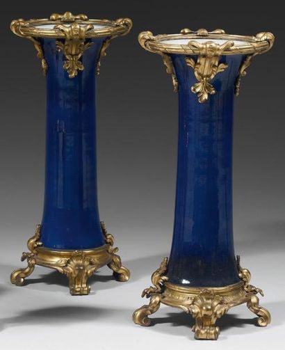 CHINE Paire de vases cornets en porcelaine à couverte monochrome bleu nuit. Époque...