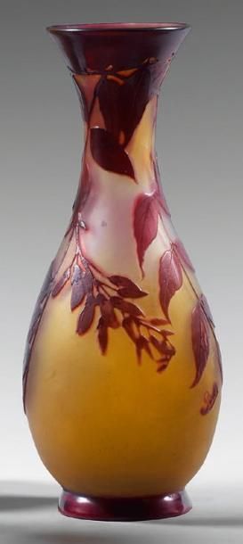 Emile GALLE (1846-1904) Vase à corps ovoïde et col galbé ouvert sur talon annulaire....