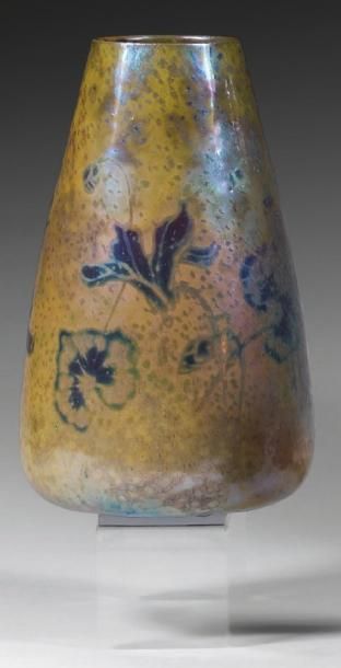 Clément MASSIER (1844-1911) Vase en céramique à corps conique et col ouvert recouvert...