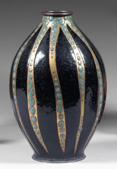 Camille FAURE (1874-1956) Vase à corps ovoïde et col annulaire sur talon. Épreuve...