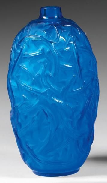 René LALIQUE (1860-1945) Vase « Ronce » (1921). Épreuve en verre moulé pressé bleu,...
