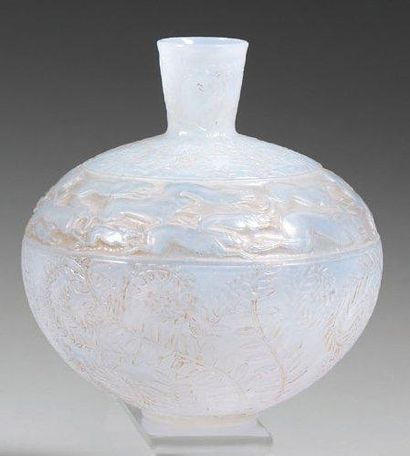 René LALIQUE (1860-1945) Vase « Lièvres » (1923). Épreuve en verre blanc opalescent...