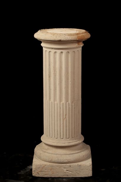 null Sellette en pierre sculptée épousant la forme d’une colonne cannelée, rudentée....