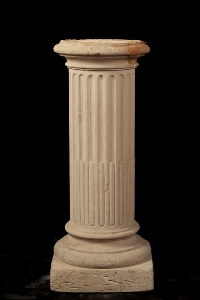 null Sellette en pierre sculptée épousant la forme d’une colonne cannelée, rudentée....