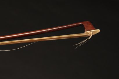 null Archet de violon français, vers 1890. La baguette ronde en permambouc très usée...
