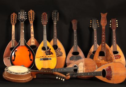 null Réunion de 26 mandolines plates et rondes et un banjo-mandoline 8 cordes. Début...