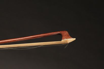 null Archet de violon français, vers 1890. La baguette ronde en permambouc usée aux...