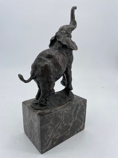 null MILO, Eléphant dressé, sculpture en bronze patiné sur un socle rectangulaire...