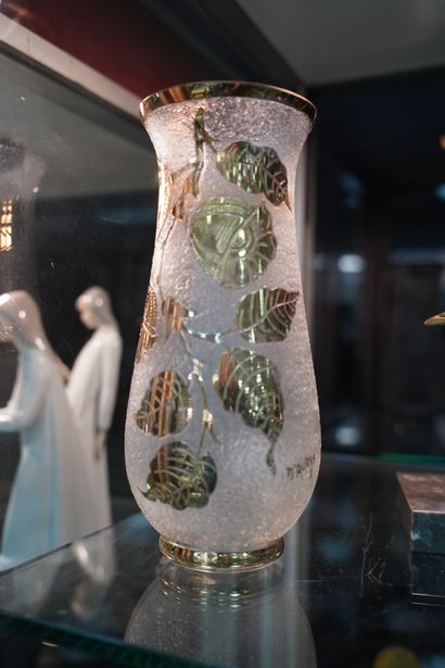 null D'Aurys, Vase en verre gravé à rehauts dorés et décor végétal, hauteur : 21...