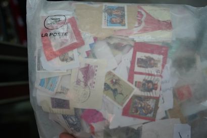 null Petit album de timbres et timbres en vrac principalement France. On joint un...