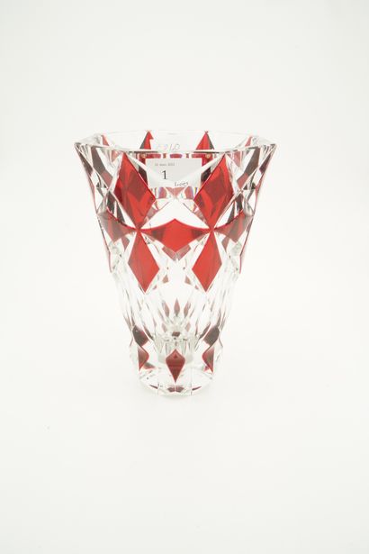 null SAINT LOUIS, Vase en cristal taillé à décor de losanges teintés rouges, hauteur...