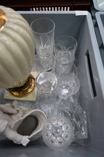 null Deux vases en verre, verres en cristal dépareillés (Sèvres, St-Louis), lampe...