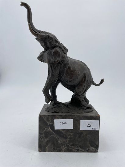 null MILO, Eléphant dressé, sculpture en bronze patiné sur un socle rectangulaire...