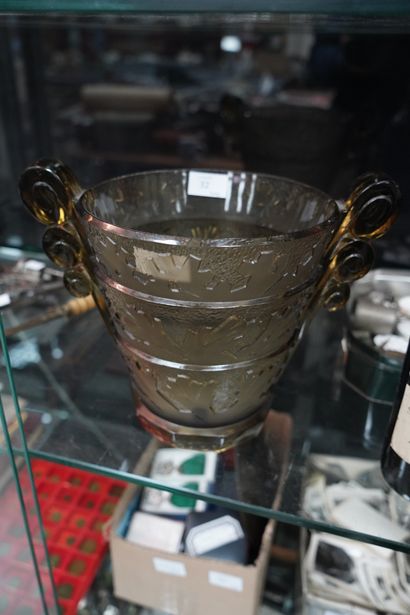 null Vase bouquetière en verre fumé, à décor moulé pressé, style Art Déco.