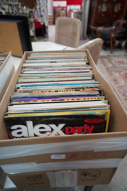 null 1 carton de disques vinyles comprenant des 33 tours, musique pop, variété internationale,...