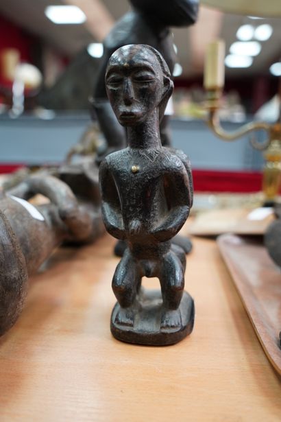 null Trois statuettes africaines en bois sculpté comprenant un singe anthropomorphe,...