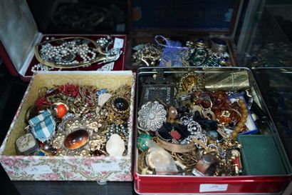 Lot de bijoux fantaisie comprenant : colliers...