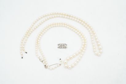null Collier de perles double rang accidenté, le fermoir en or blanc 18K (750 millièmes)...