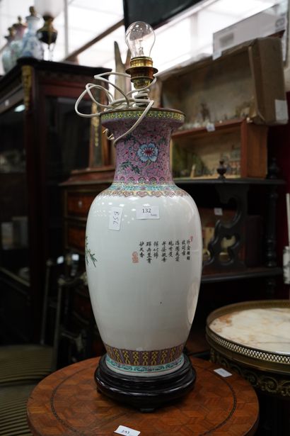 null Vase en porcelaine de Canton monté en lampe à décor de perruches dans des branchages,...