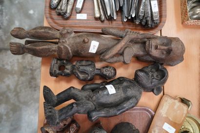 null Trois statuettes africaines en bois sculpté comprenant un singe anthropomorphe,...