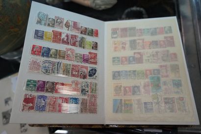 null Lot de 9 albums de timbres et un carton comprenant Grande-Bretagne, Yougoslavie,...