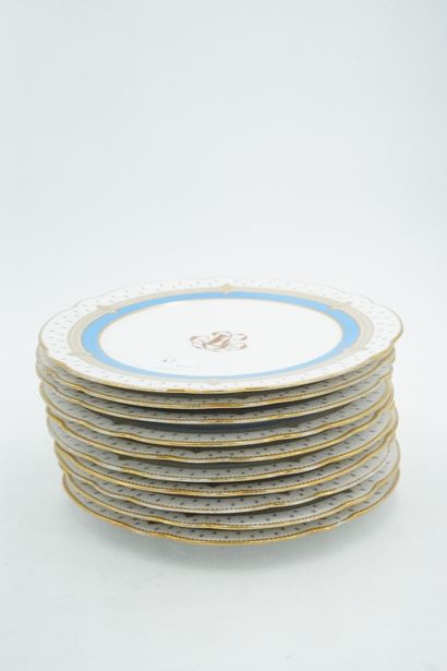 null Paris, PILLIBUYT, suite de 10 assiettes en porcelaine à décor d'un galon bleu...