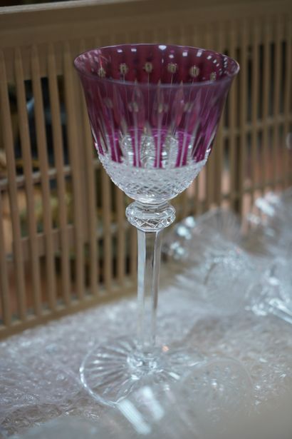 null SAINT LOUIS, lot de verres en cristal taillé coloré modèle TOMMY.