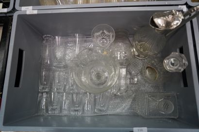 null BACCARAT 8 verres en cristal taillé modèle ROTARY, H : 9 cm ; DAUM FRANCE 5...