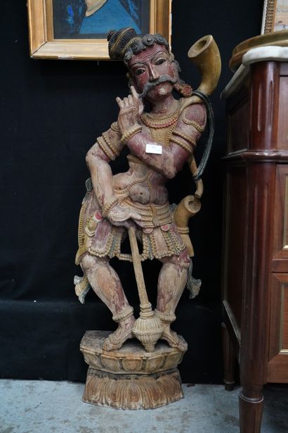 null Sculpture en bois polychrome figurant une divinité indienne.