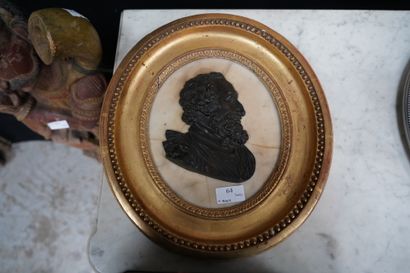null Profil d'Henri IV en bronze, appliqué sur une plaque ovale en albâtre accidentée,...