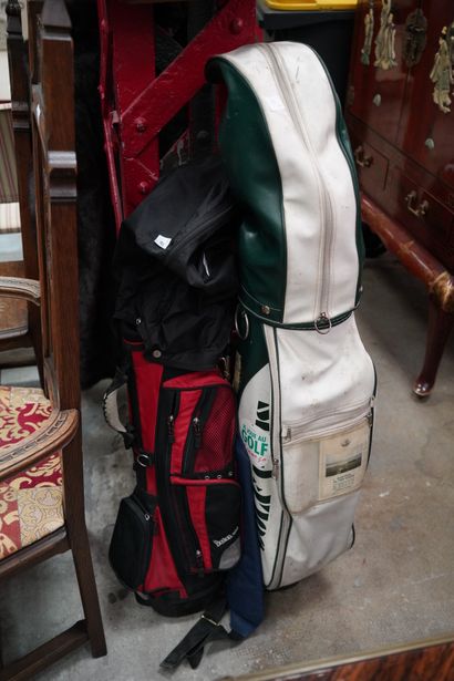 null Lot de deux sacs comprenant des clubs de golf usagés.