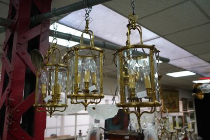 null Trois lanternes circulaires en laiton doré et verre à trois lumières, style...