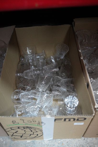 null Ensemble de quatre cartons de verres dépareillés en verre et cristal comprenant...