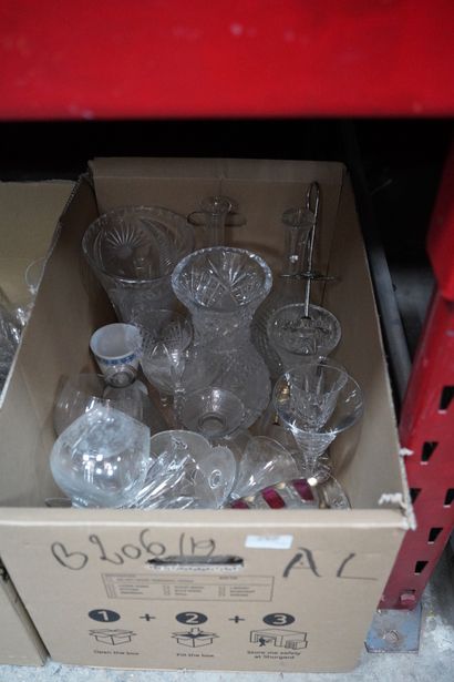 null Ensemble de quatre cartons de verres dépareillés en verre et cristal comprenant...