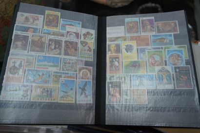 null Lot de 9 albums de timbres et un carton comprenant Grande-Bretagne, Yougoslavie,...