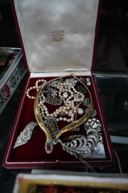 null Lot de bijoux fantaisie comprenant : colliers de perles, colliers de corail,...