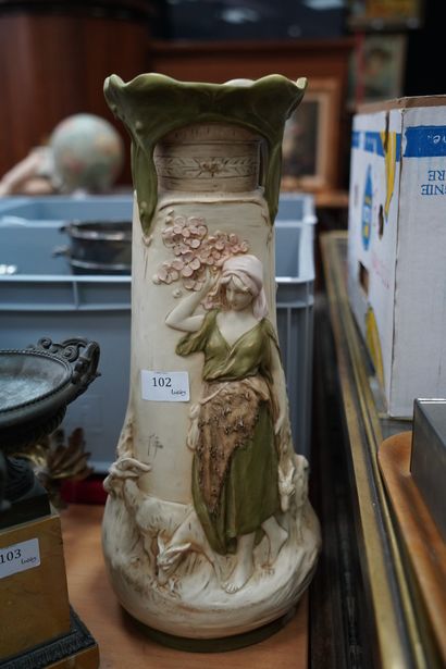 null ROYAL DUX BOHEMIA, grand vase en biscuit à décor d'une bergère, XXe siècle.