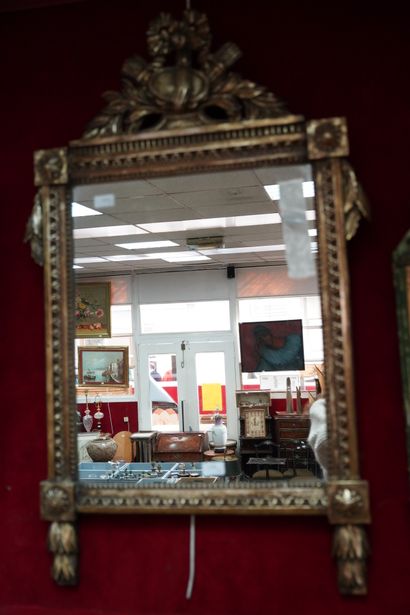 null Grand miroir à fronton à décor d'un ruban noué, carquois et tambourin en partie...