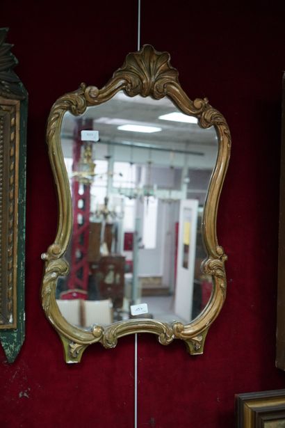 null Miroir en bois et pâte dorés à décor de branchages et guirlande de perles, miroir...