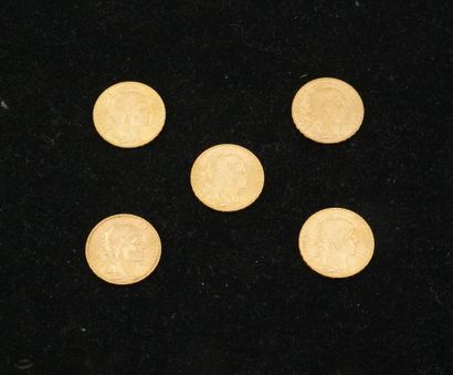 null 5 pièces de 20 francs or (1913, 1912,1908, 1907, 1911). Poids total : 32,28...