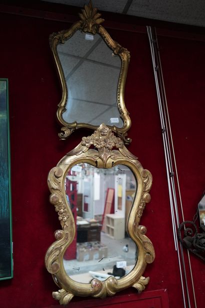 null Deux miroirs en bois et pâte dorés, de forme mouvementée. Style Louis XV. A...