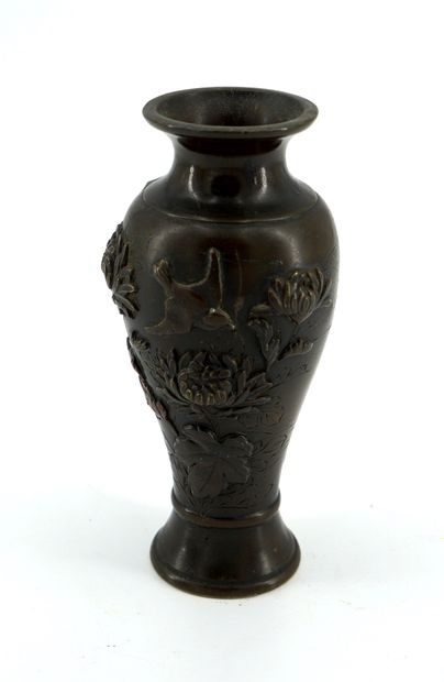 null Petit vase en bronze patiné à décor en relief de fleurs et oiseaux. Japon vers...