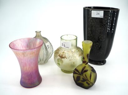 null Réunion de cinq vases : R. LALIQUE France, vase boule en verre à décor de fleurs...
