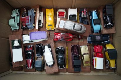null SOLIDO, Lot de petites voitures de collection (26 pièces) montées sur support...