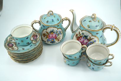 null Service à thé en porcelaine à décor floral polychrome dans des réserves sur...