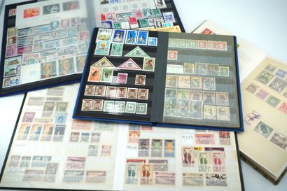 null Quatre albums de timbres et timbres en vrac: France, Monaco, Nouvelle-Calédonie,...
