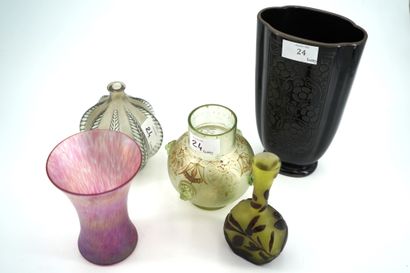 null Réunion de cinq vases : R. LALIQUE France, vase boule en verre à décor de fleurs...