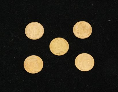 null 5 pièces de 20 francs or (1913 (x2), 1911, 1910, 1877). Poids total : 32,25...